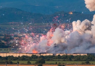 Работата по окончателното потушаване на огъня в складовете с пиротехнически