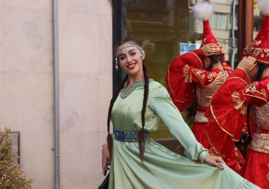 Магични цветни и усмихнати участниците в 28 мото издание на