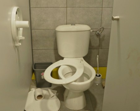 Ботев: Ето така феновете на Локомотив оставиха сектора за гости