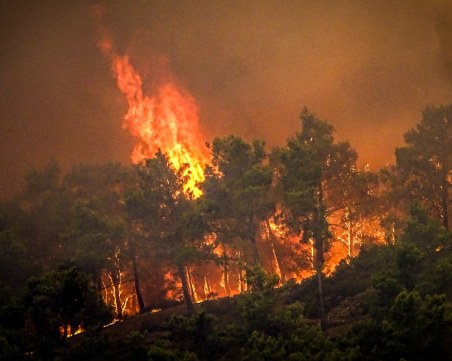 Горски пожар на гръцки остров, евакуират хората