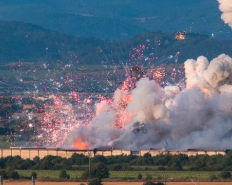 Продължава гасенето на пожара край Елин Пелин
