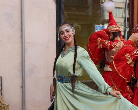 Усмихнат и цветен - Фолклорният фестивал завладя Пловдив