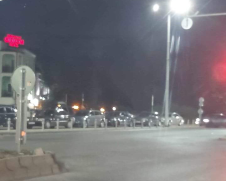 Безразборното паркиране в центъра на Пловдив продължава, шофьори окупират велоалея