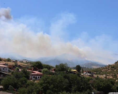 Евакуират 2 села в община Струмяни заради големия пожар в Малешевската планина