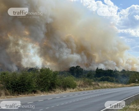 Голям пожар гори между карловските села Баня и Ведраре ВИДЕО