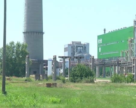 Огънят в Свищов е напълно потушен, но заводът остава затворен