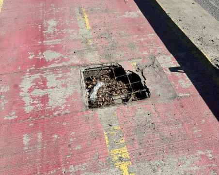 Опасни шахти дебнеха пешеходци на Моста на Адата, властите реагираха веднага