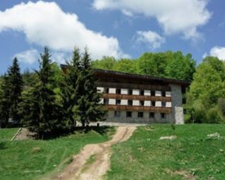 Пуснаха търгове за хижа „Чевира” и хотел на „ВМЗ – Сопот”, АППК чака поне 1,4 млн. лева от тях