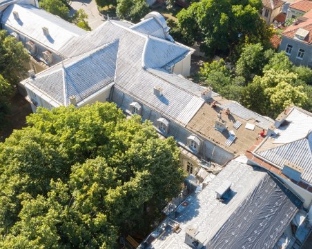 Ремонтът на Хуманитарната гимназия върви към своя край, оправят покрива