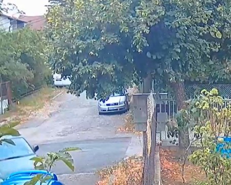 Семейство с дете играе на 