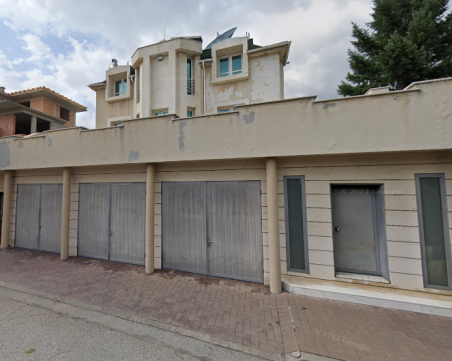 Заради дългове: Продават идеални части от внушителна триетажна къща в Прослав