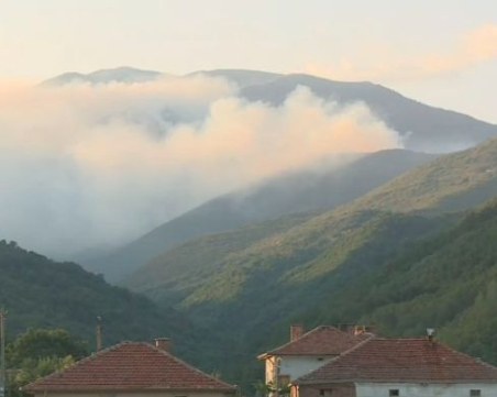 Заради силния вятър: Ситуацията с пожара на границата се е влошила