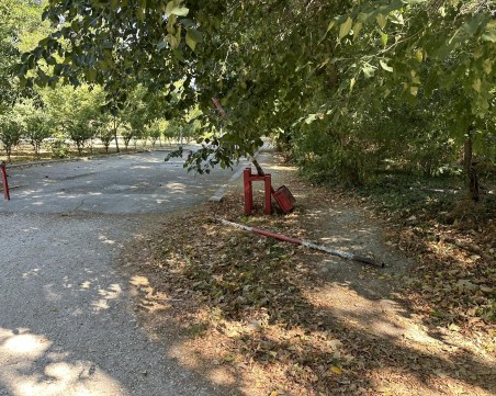 Бариерата, пазеща от коли парк „Розариум