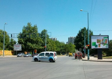 Заради полагане на асфалт се спира движението на кръстовището на