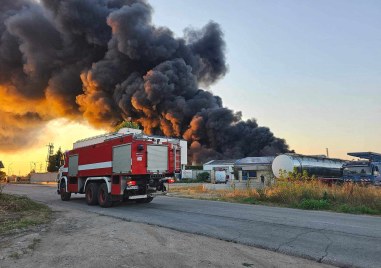 Пожарът в складовите бази се разраства предава репортер на TrafficNews