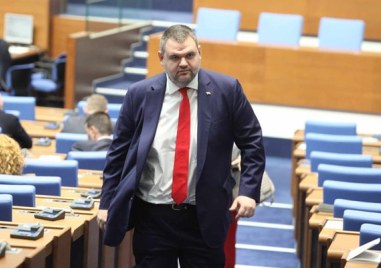 Шефът на парламентарната група на ДПС Делян Пеевски продължи задочната