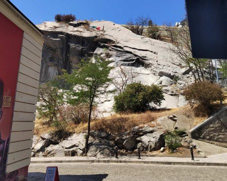 Данов хълм светна! Изчистиха драсканиците от цветни графити по немска технология