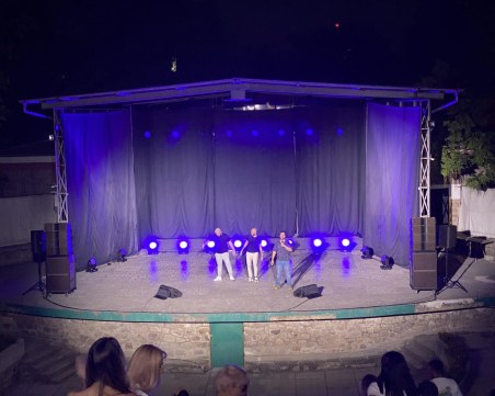 Капитана, Кючуков и Донски изпълниха смешен и пиперлив танц с думи в Летния театър