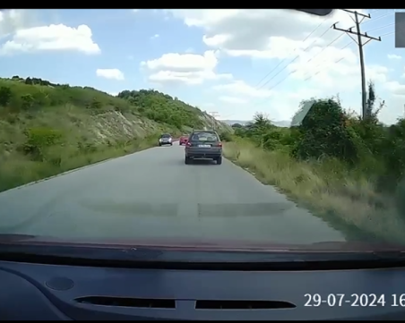 Пловдивски шофьор се разминава с три челни удара за минути ВИДЕО