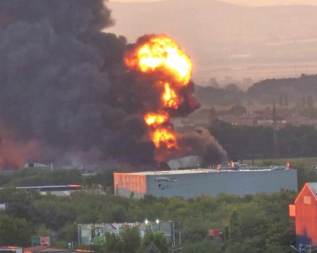 Разраства се пожарът край Пловдив - гори склад за съхранение и преработка на пластмаси