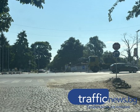 Възстановяват разкопана настилка на кръстовище в Кършияка, ограничават движението до дни