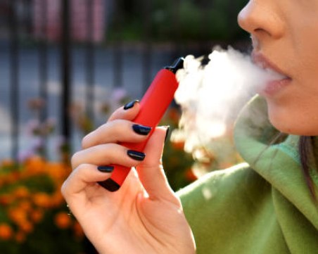 Забраняват продажбата на вейпове на непълнолетни