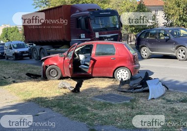 Катастрофа затруднява движението в квартал Кючук Париж Два леки автомобила