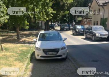 Лек автомобил нарушава правилата за движение и паркира върху тротоар За