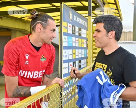 Фен на Ботев изненада Игонен и Там с фланелка на естонския национален отбор