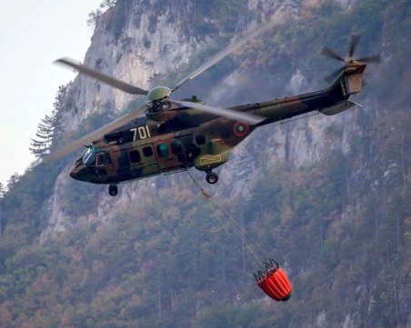 Хеликоптери от авиобазата в Крумово се включват в гасенето на пожара в Струмяни