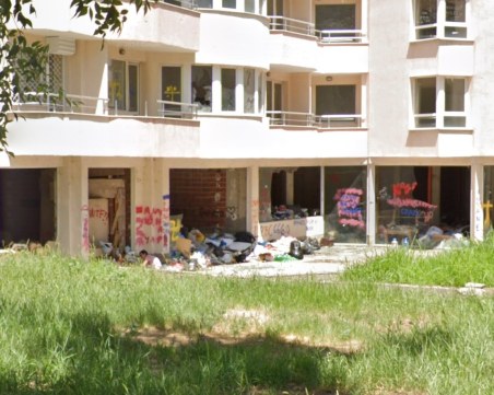 Отведоха в клиника вехтошарката, трупала отпадъци в призрачния комплекс в Кючука