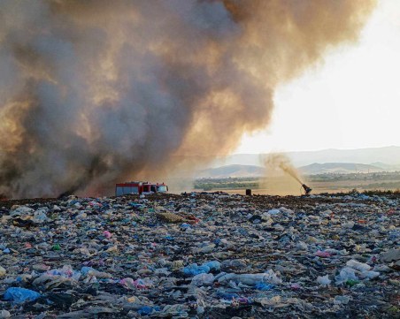 Ситуацията с пожара край Цалапица се овладява, събират техника за ограничаването му