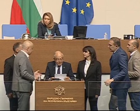 Скандал в парламента! Депутати от БСП скочиха на Атанас Атанасов