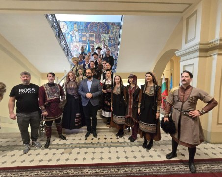 Сувенири, грузинска чача, сърца и пластики подариха на Пловдив танцьорите от Фолклорния фест