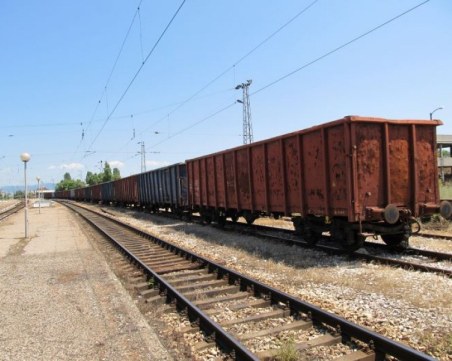 Товарен влак дерайлира в Софийско