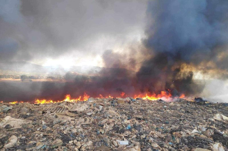 5 екипа огнеборци се борят с огнената стихия край Цалапица,