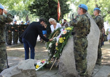 С поклонение пред паметника на българите от Източна и Западна