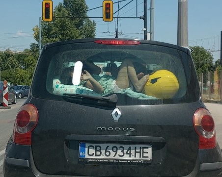 Абсурдно! Шофьор натика детето си до задното стъкло на колата в София