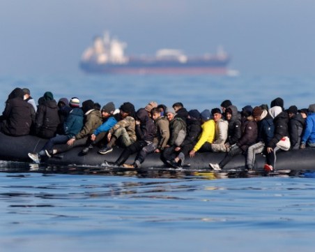 Близо 17 000 мигранти са пристигнали тази година във Великобритания през Ламанша