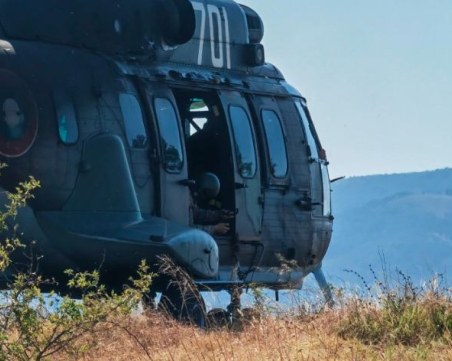 Над 70 души гасят пожара край Симитли, четири постройки са изпепелени