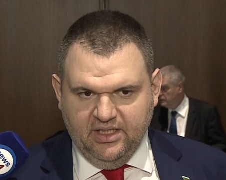 Пеевски представи в НС списък на 