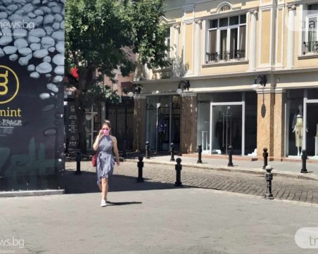 Въпреки предупрежденията: Родители разхождат децата си, масово хората без маски