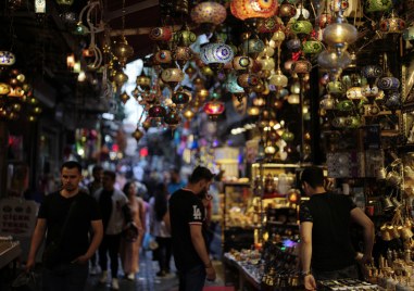 Moнументалните порти имат вековна история и сякаш пренасят посетителите в