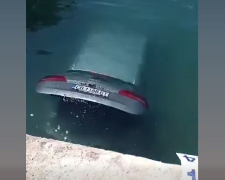 Кола с български номера падна в морето в Гърция