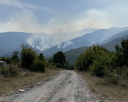 Продължава пожарът в планината Славянка