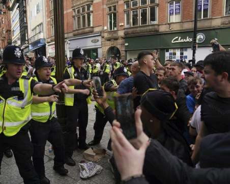 Сблъсъци между протестиращи и полиция на антиимигрантски демонстрации във Великобритания