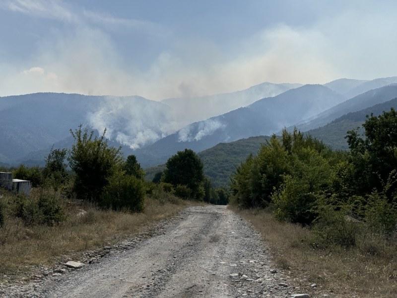 Продължава пожарът в планината Славянка