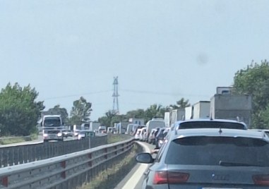 Километрично задръстване се е образувало на магистрала Тракия в района