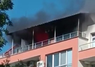 Пожар гори в жилищна кооперация в София Огънят изпепели апартамент