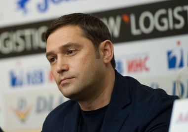 Президентът на БФБокс Красимир Инински изгледа от трибуните мача на